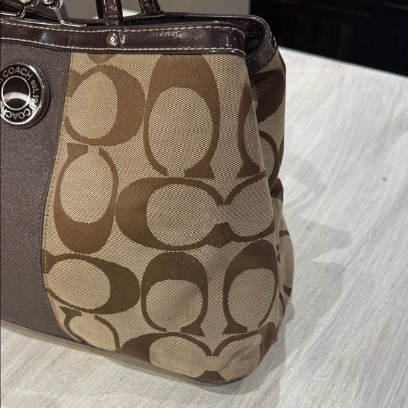 Coach Tan and Brown Kiss Lock Shoulder Bag - Picture 3 of 14